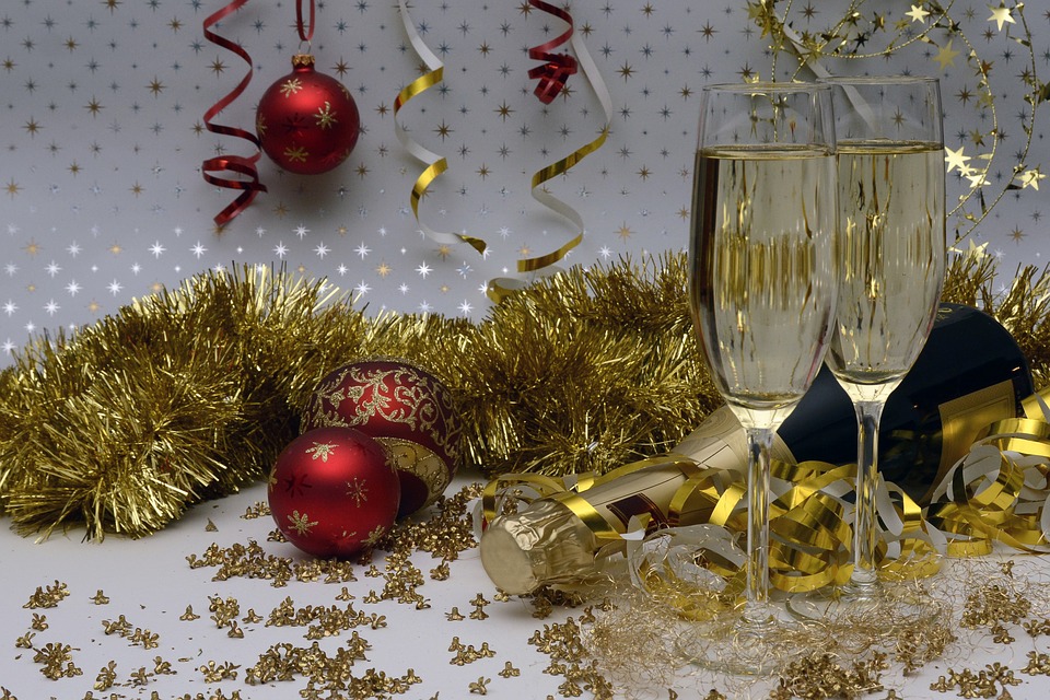 7 Ways To Reuse Christmas Decorations For Your New Years Eve Party